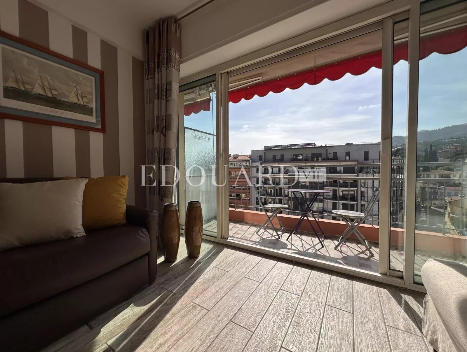 Dans le centre de Menton, en exclusivité grand studio en bon état avec terrasse et agréable vue dégagée