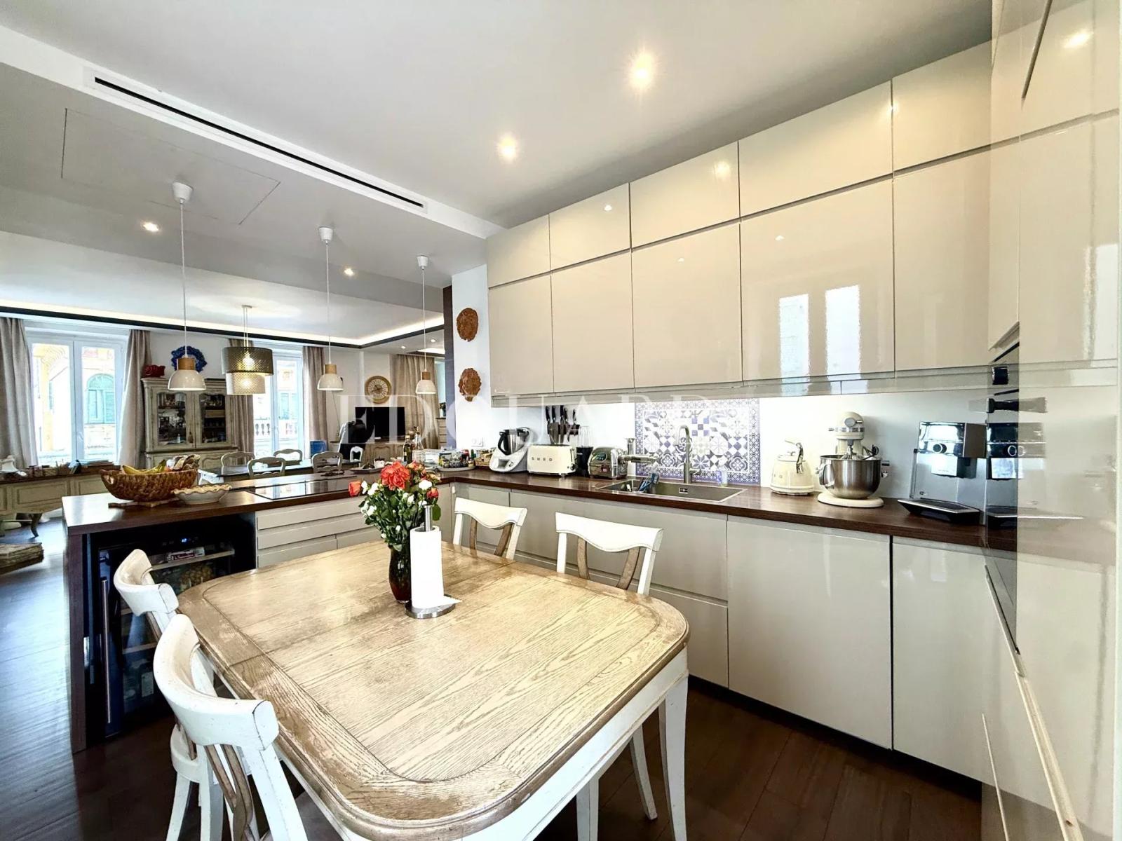 Magnifique quatre pièces au dernier étage d'un bel immeuble bourgeois au cœur de la zone piétonne