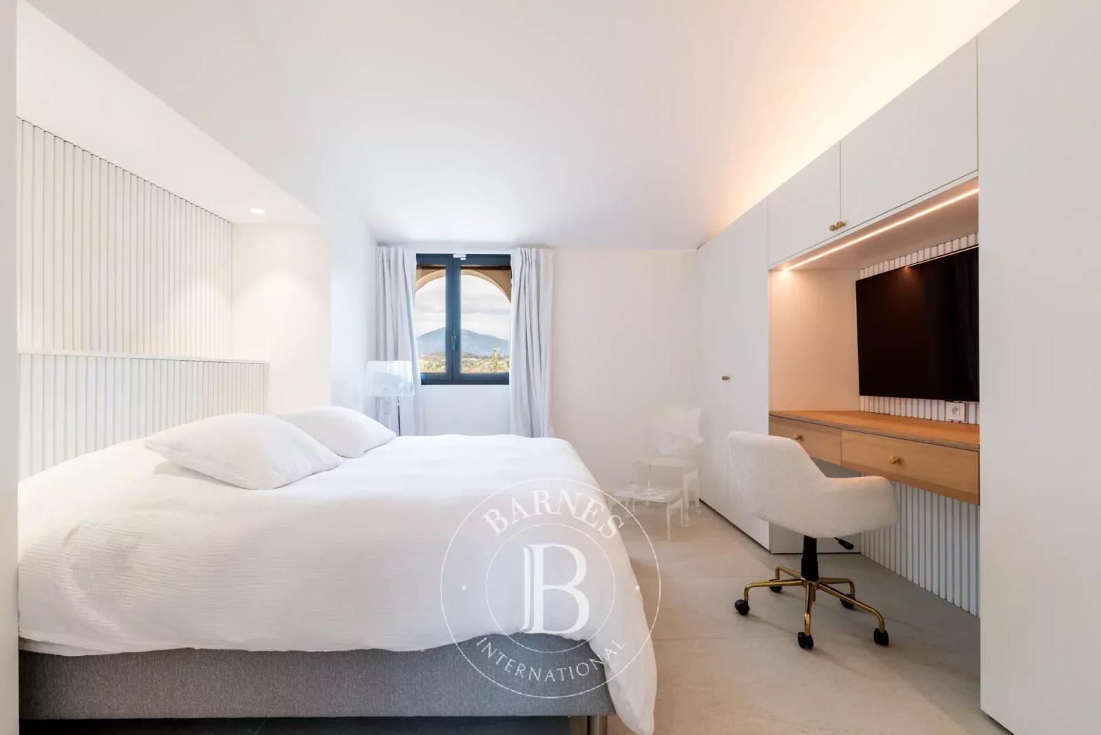 Valbonne - A pied du village - Propriété familiale rénovée - Maison d’amis - Mazet - Appartement indépendant.