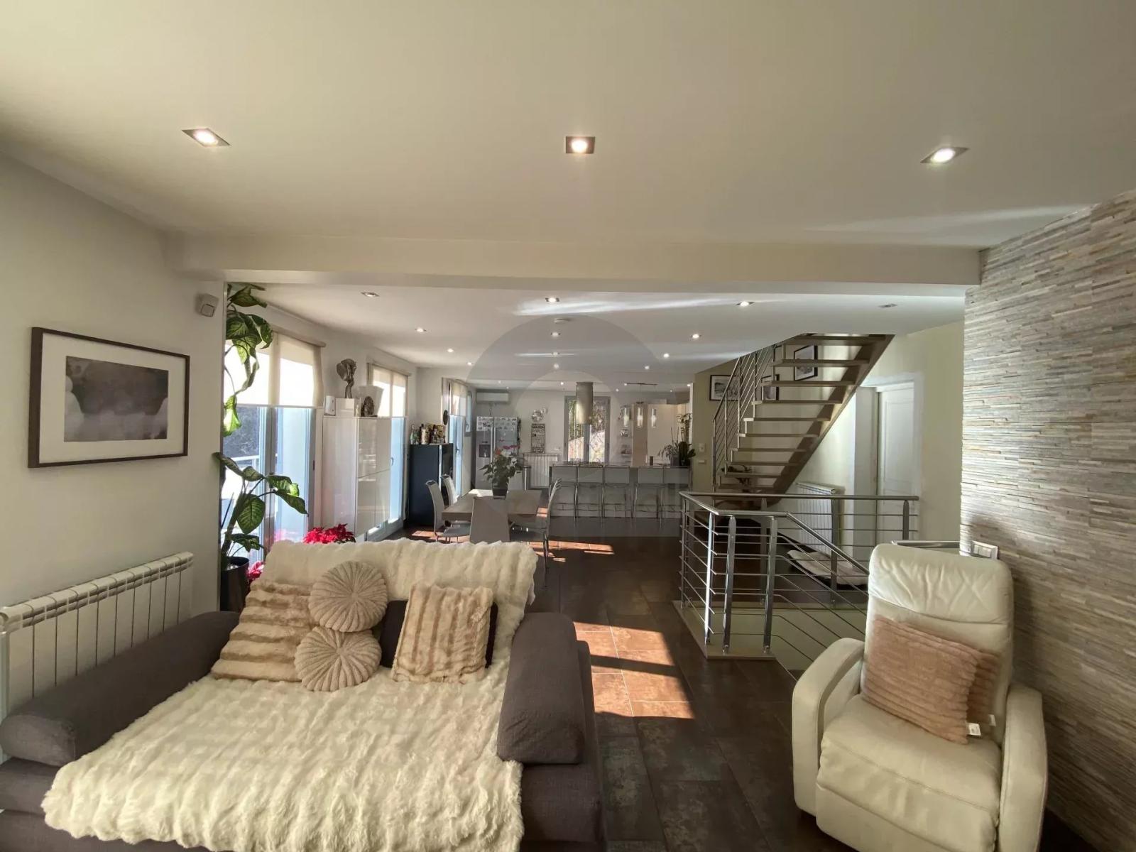 A VENDRE - BELLE MAISON AU CALME CADRE VERDOYANT