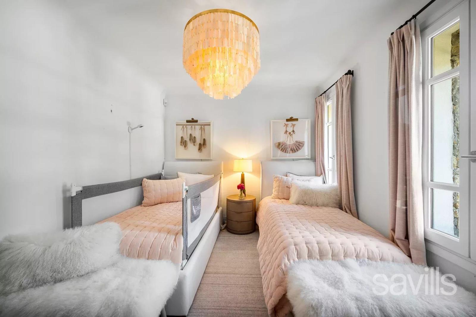 Villa de prestige avec vue panoramique.