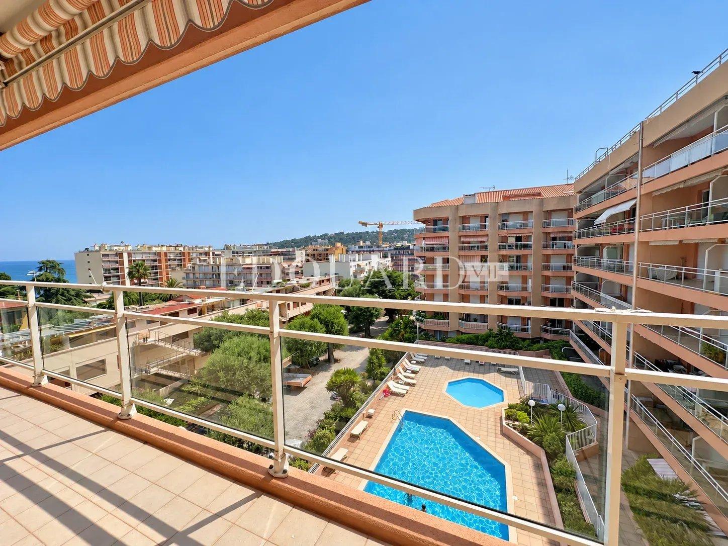 En exclusivité trois pièces avec vaste terrasse, splendide vue mer et double garage, dans immeuble de standing