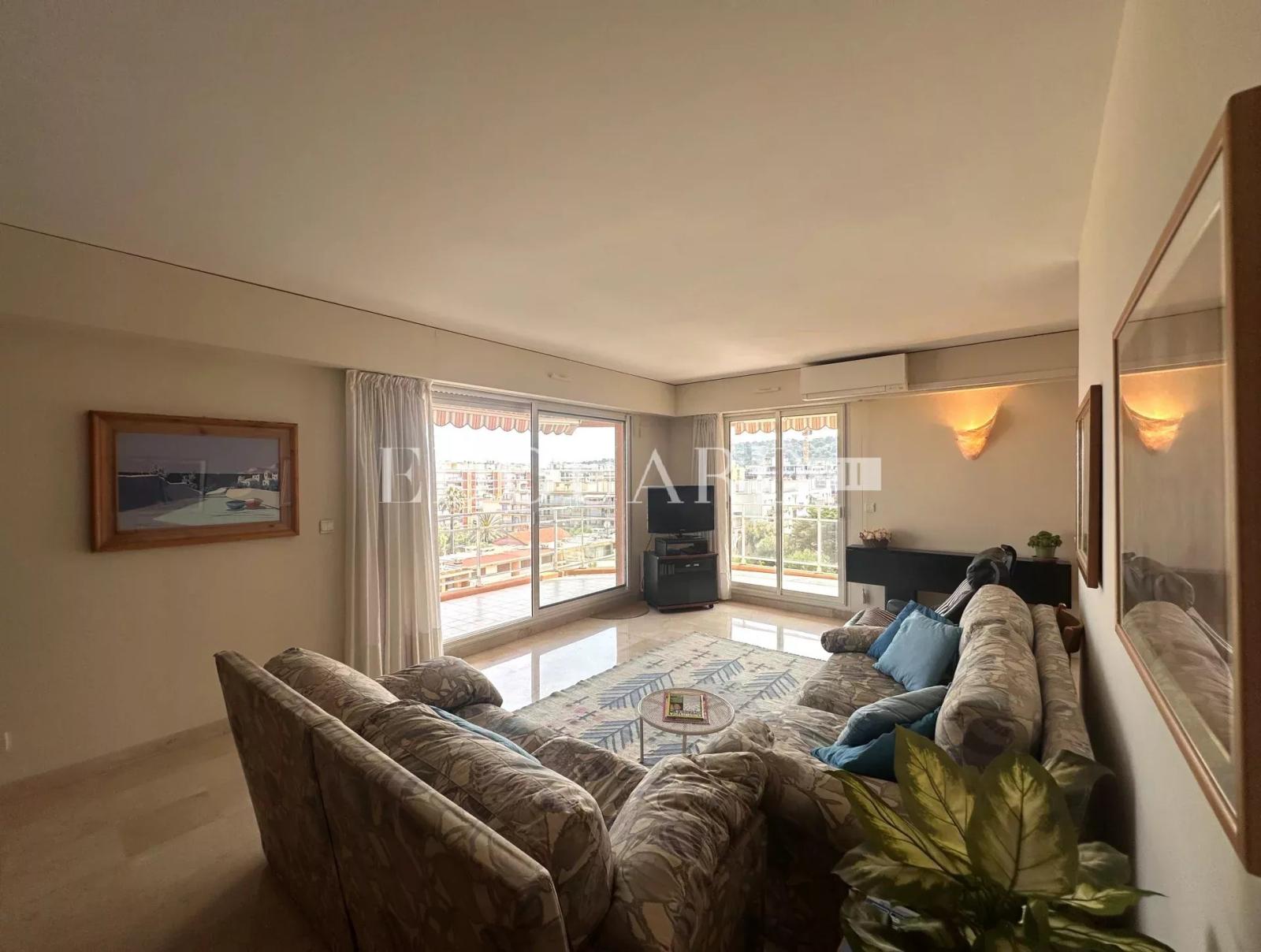 En exclusivité trois pièces avec vaste terrasse, splendide vue mer et double garage, dans immeuble de standing