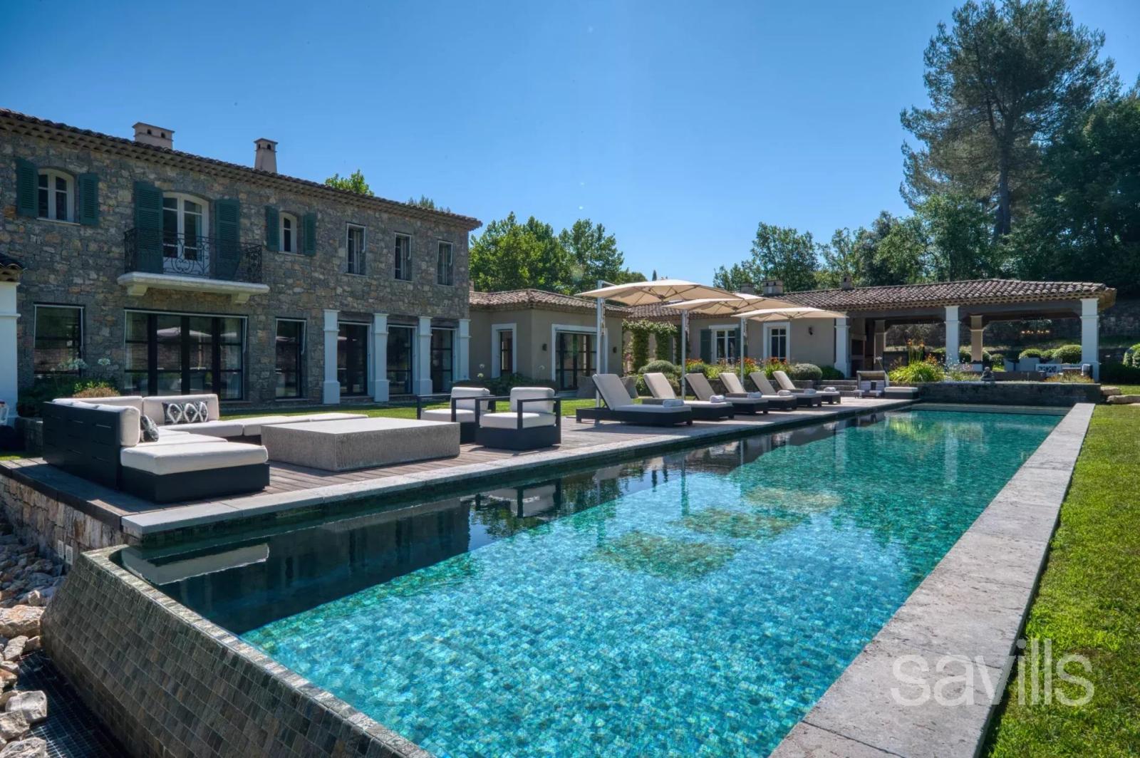 Villa de prestige avec vue panoramique.