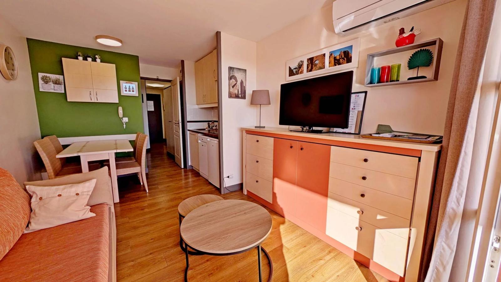 A vendre AGAY CAP ESTEREL LE VILLAGE 2 pièces traversant exposé au Sud, vue mer panoramique parking.