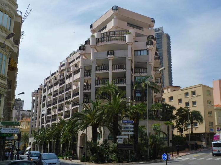Une place de parking à Carré d'Or