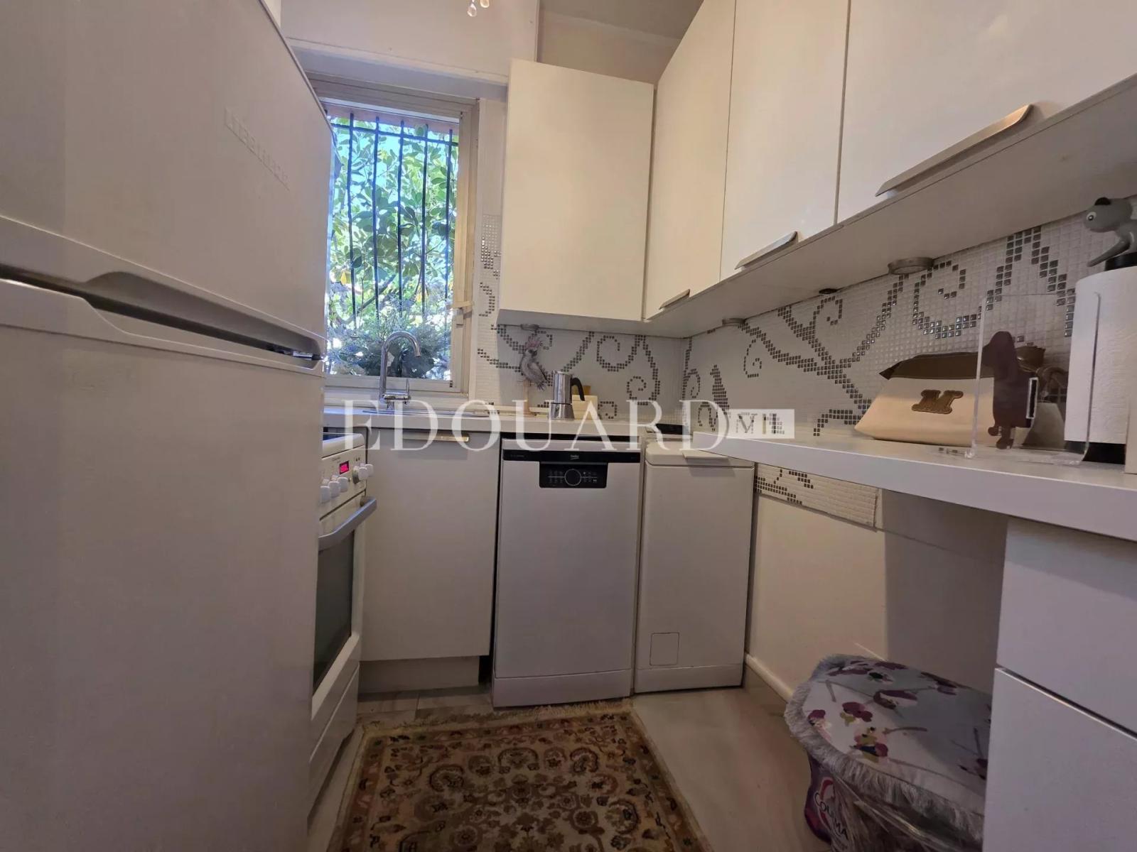 Sur la commune de Roquebrune Cap Martin, deux pièces à vendre avec grande terrasse, jardin et parking
