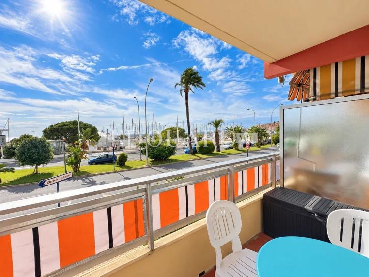Face au port de plaisance de Menton, en exclusivité studio rénové avec terrasse et agréable vue mer