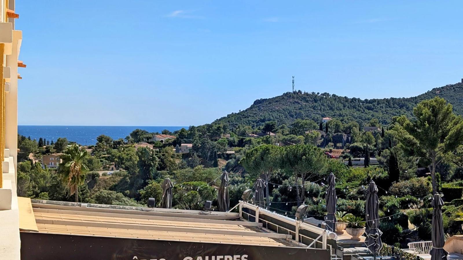 Agay Cap Esterel, dans le centre,  beau studio cabine équipé pour 4 personnes. Belle terrasse couverte