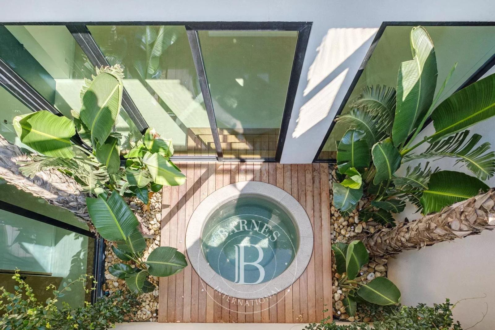 SAINTE-MAXIME - VILLA - AU COEUR D'UN DOMAINE PRIVÉ
