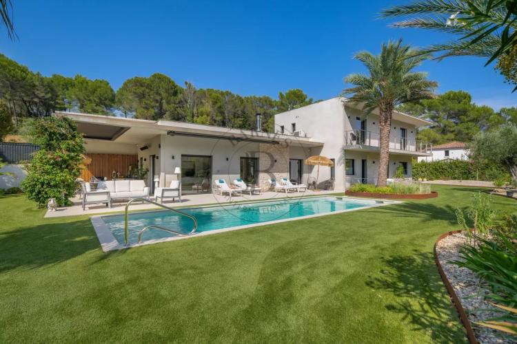 MOUGINS - VILLA CONTEMPORAINE - VUE FORÊT