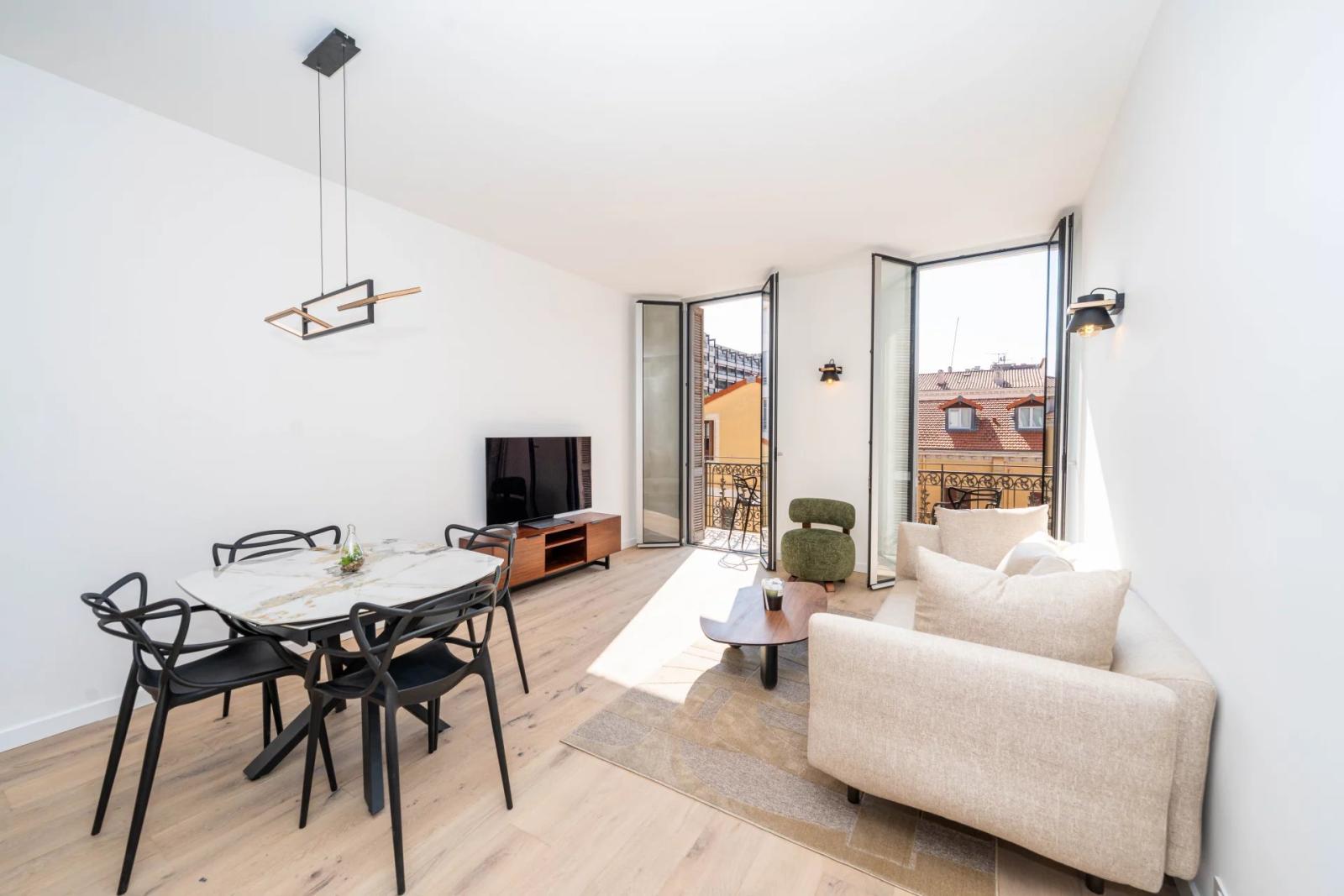 CANNES RUE HOCHE - 4P - DERNIER ETAGE - BALCON - RENOVATION HAUT DE GAMME