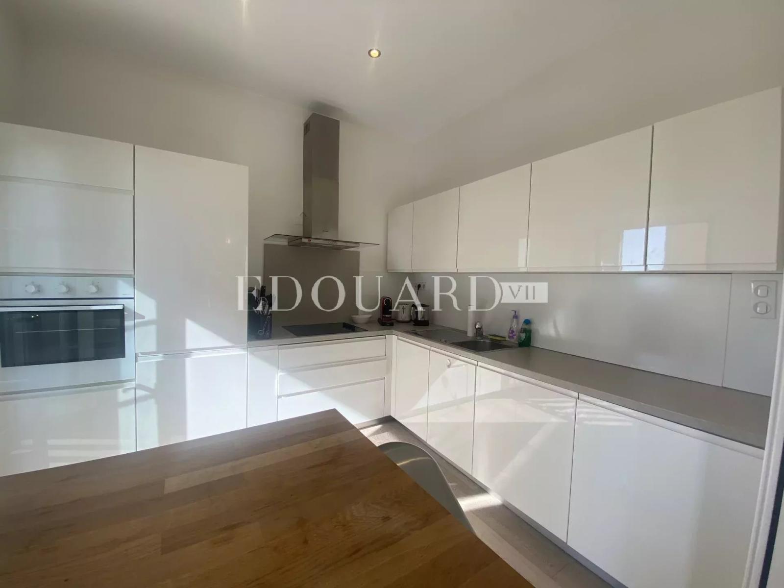 Grand deux pièces finement rénové, au dernier étage d’un joli immeuble ancien en plein centre de Menton