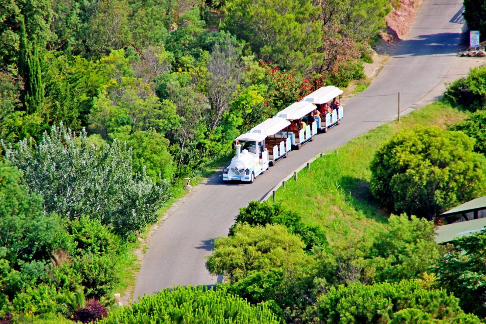 Agay Cap Esterel, dans le centre,  beau studio cabine équipé pour 4 personnes. Belle terrasse couverte
