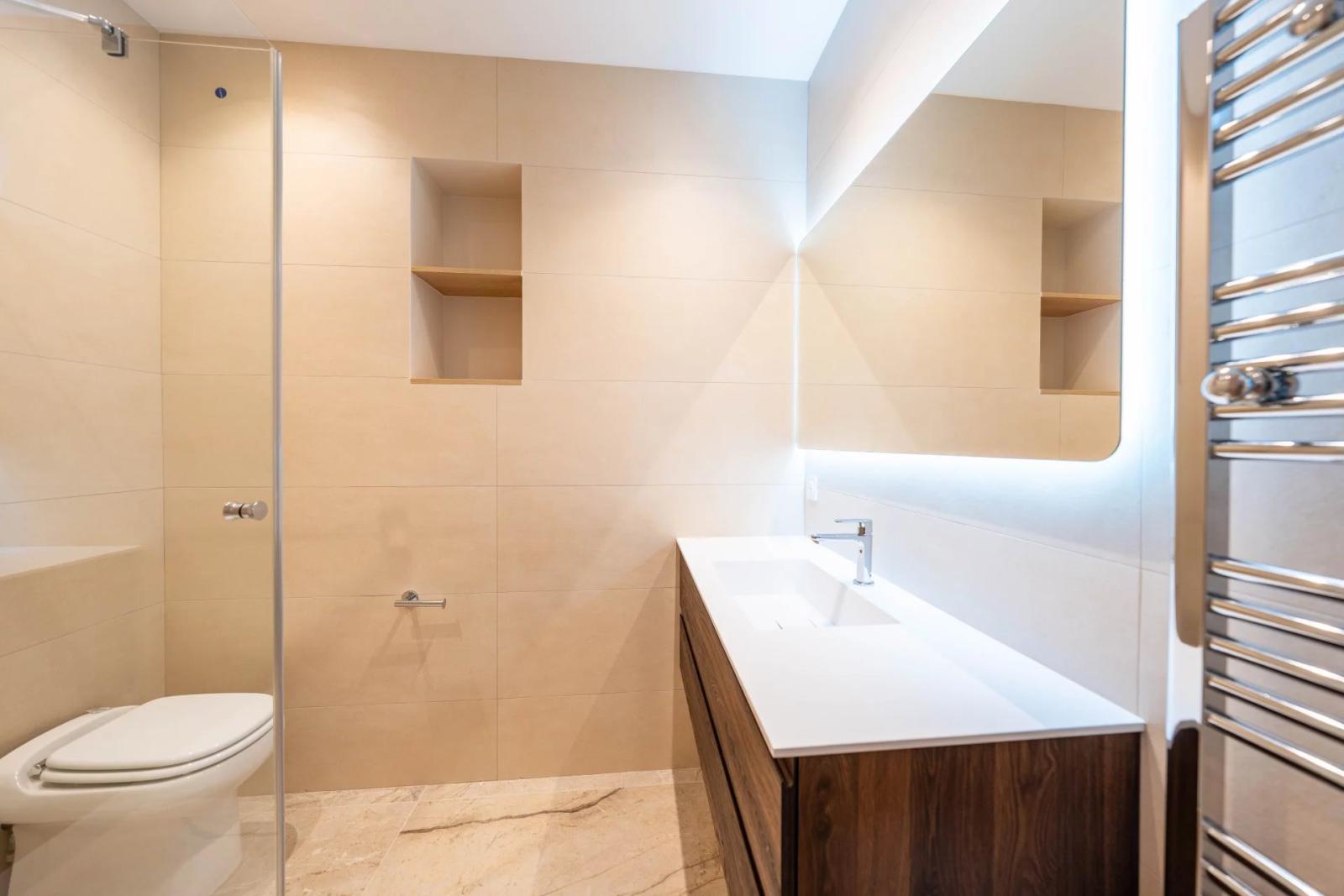 CANNES RUE HOCHE - 4P - DERNIER ETAGE - BALCON - RENOVATION HAUT DE GAMME