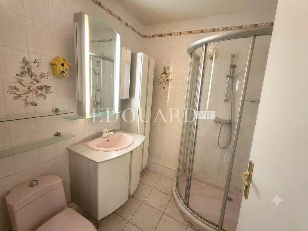 Dans le quartier du Riviera, à vendre grand studio en dernier étage avec terrasse, cave et garage