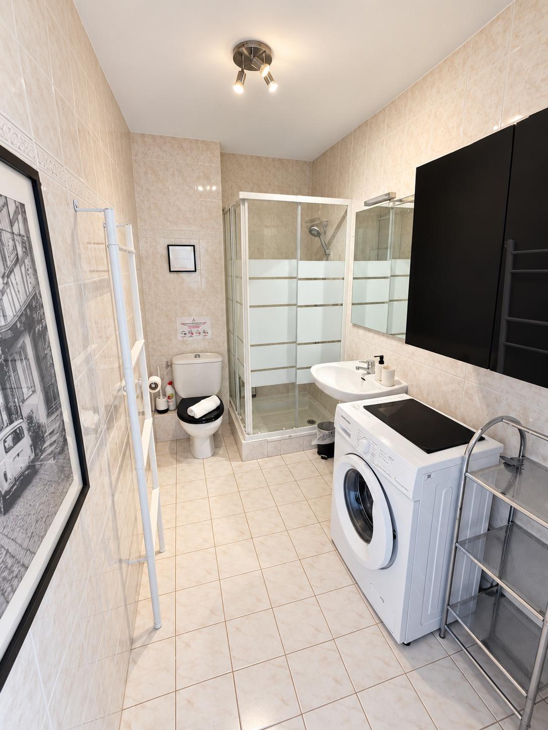 APPARTEMENT 2 PIÈCES MEUBLÉ AVEC TERRASSE, VUE MER, PISCINE ET GARAGE – BEAUSOLEIL
