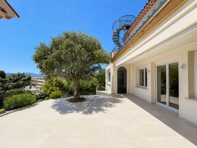 CANNES – MAISON BOURGEOISE – APPARTEMENT DE 165 m² – JARDIN PRIVATIF DE 260 m²