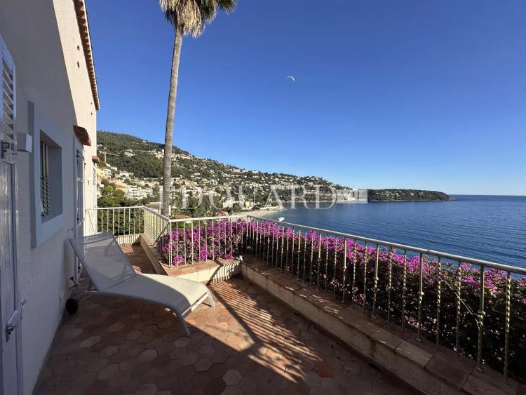 Sur la commune de Roquebrune Cap Martin, villa avec superbe vue mer panoramique et vaste garage