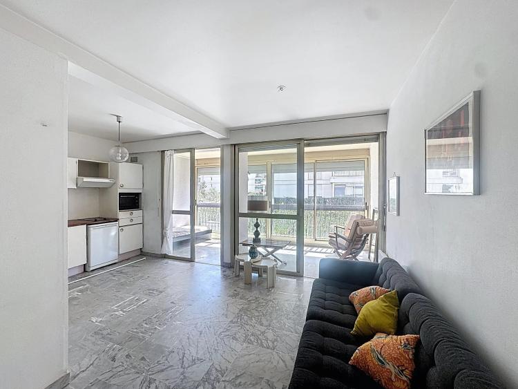 EXCLUSIVITÉ – GRAND STUDIO – À 20 MÈTRES DE LA PLAGE – CAVE & PARKING