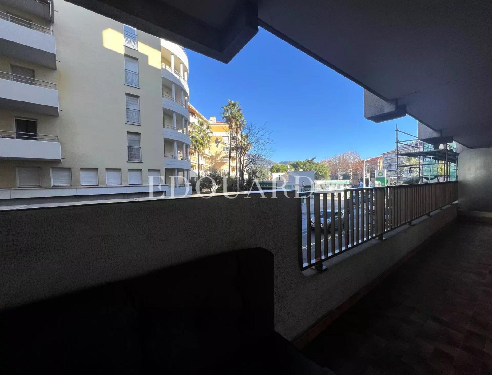 Joli deux pièces meublé à louer, en excellant état avec spacieux balcon et parking en sous-sol