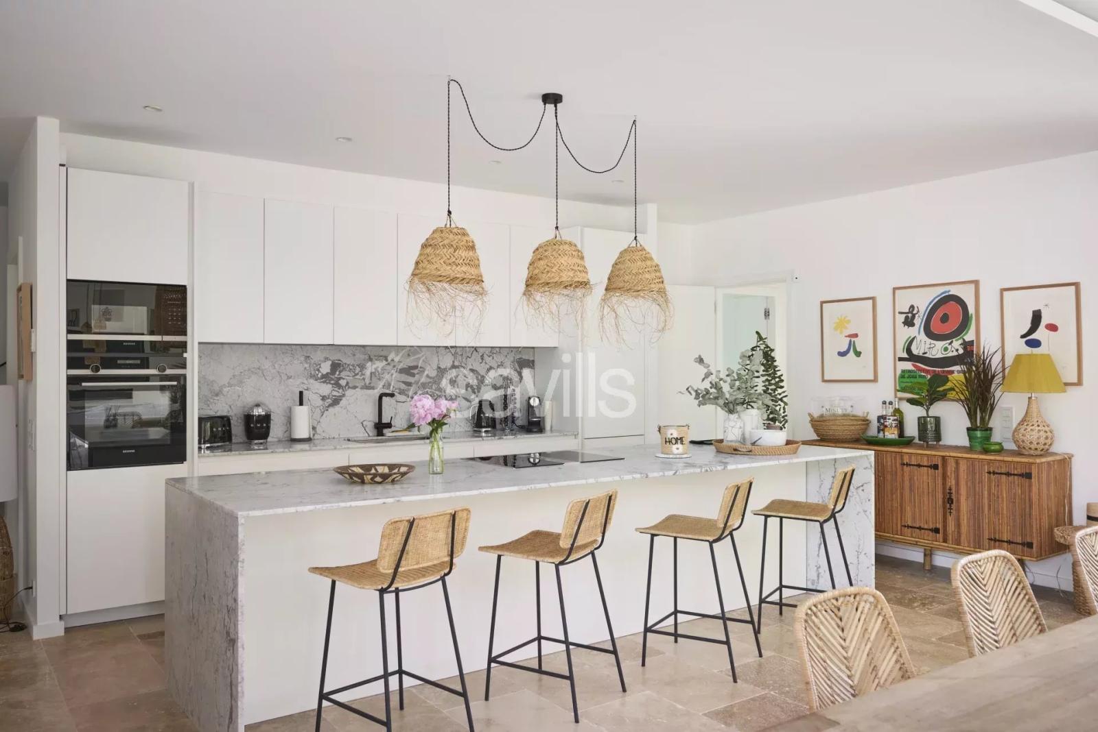 Villa moderne, cinq chambres, piscine privée et plages à 15 mins