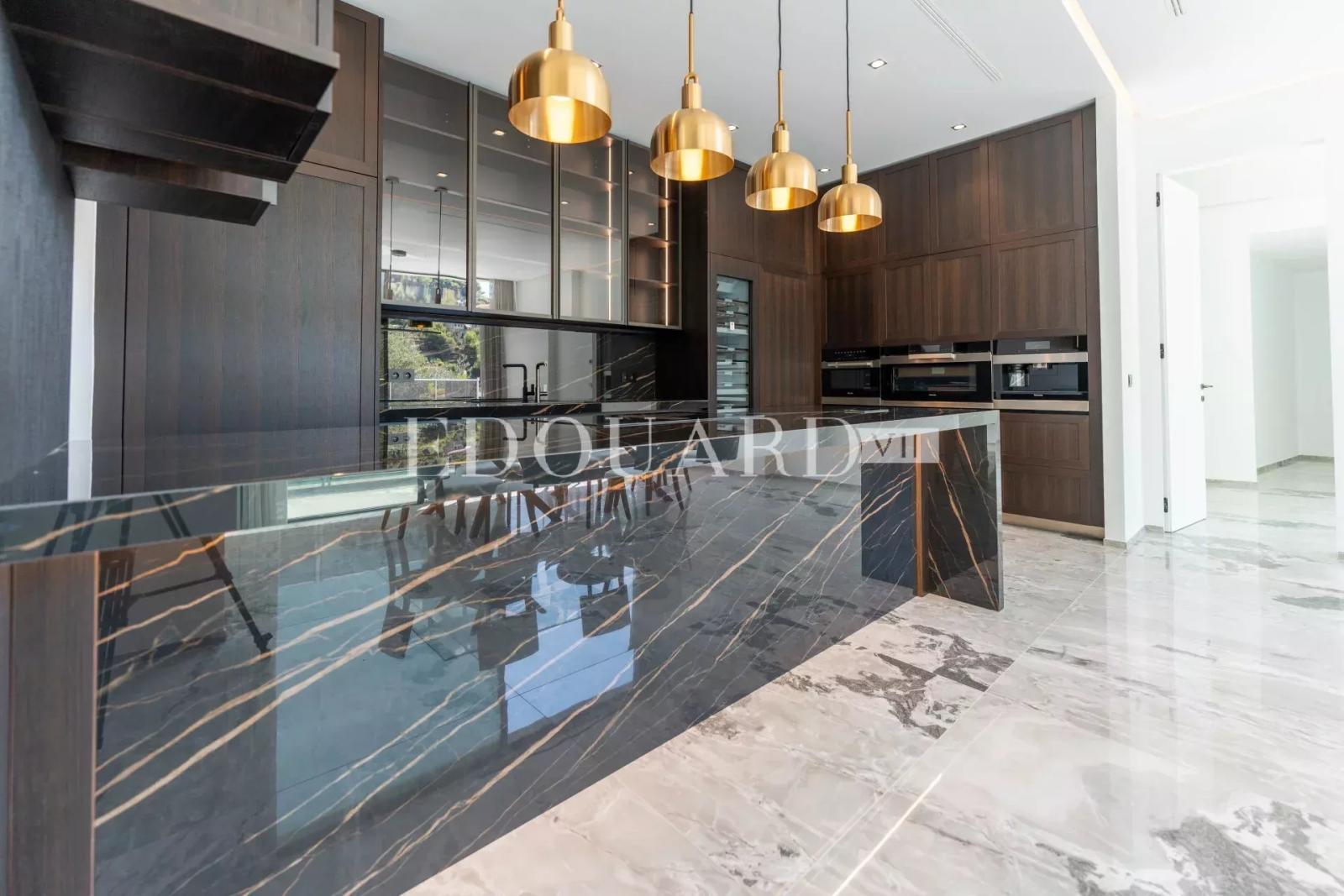 En exclusivité villa neuve avec domotique, ascenseur, grandes terrasses, piscine à débordement et belle vue mer