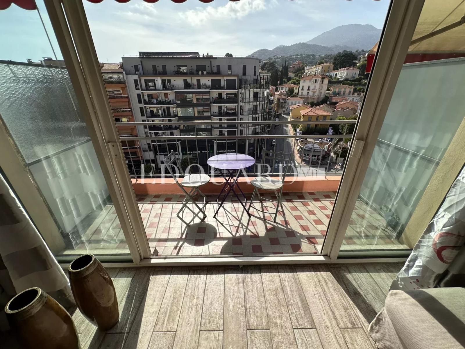 Dans le centre de Menton, en exclusivité grand studio en bon état avec terrasse et agréable vue dégagée