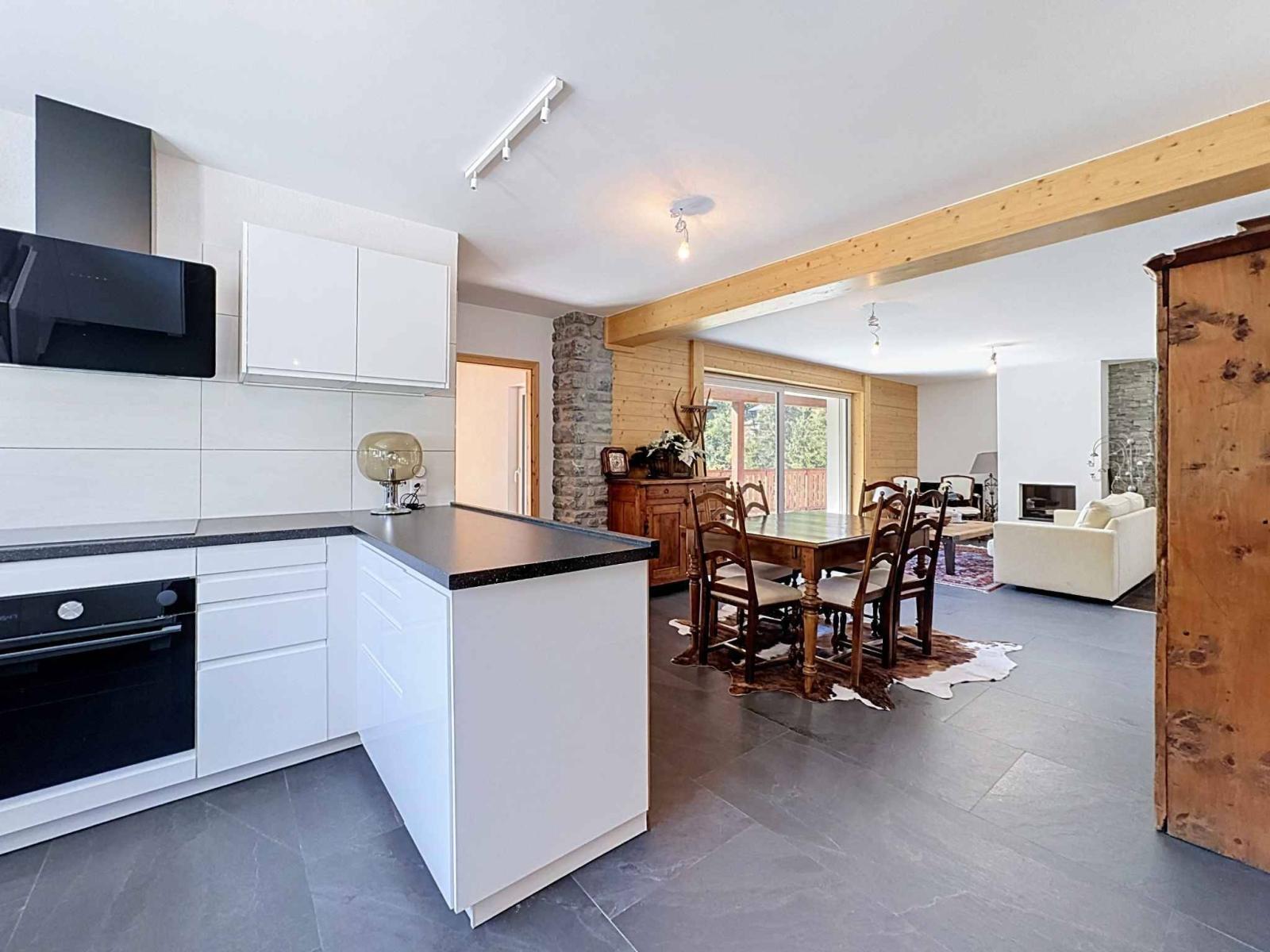 CHALET DE 15,5 PIÈCES
COMPOSÉ DE TROIS APPARTEMENTS INDÉPENDANTS