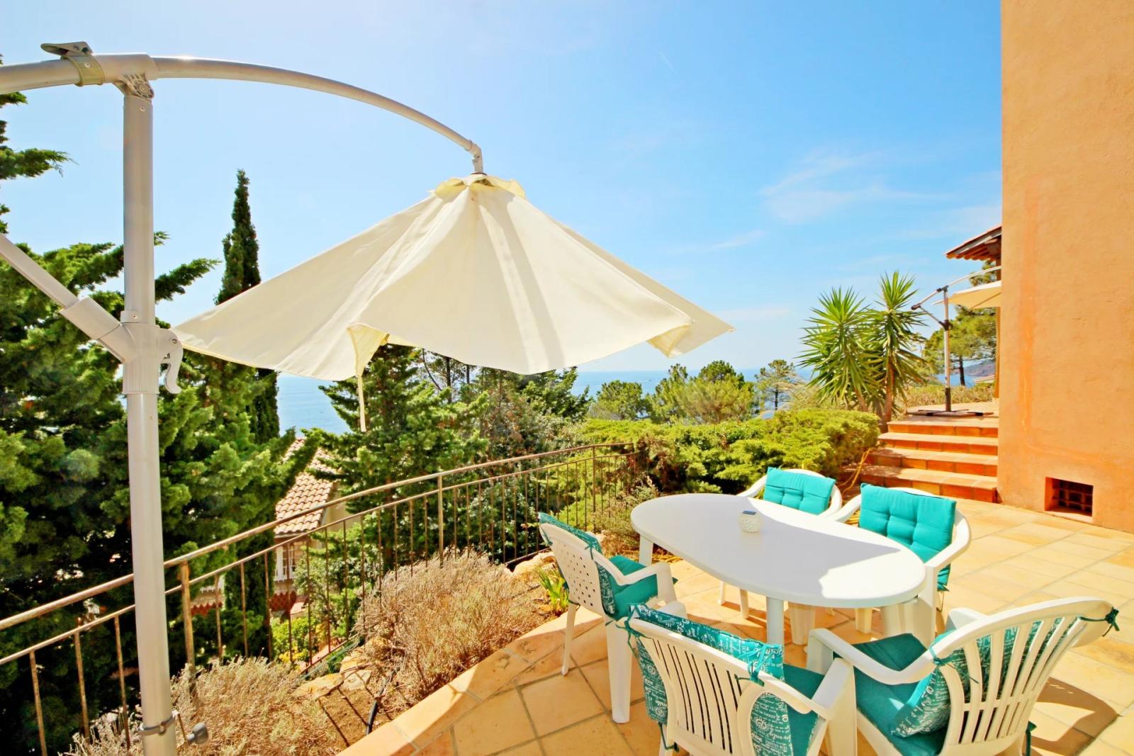 AGAY BORD DE MER ENTRE CANNES ET SAINT RAPHAEL. VILLA DE CARACTERE 10 PIECES FACE MER