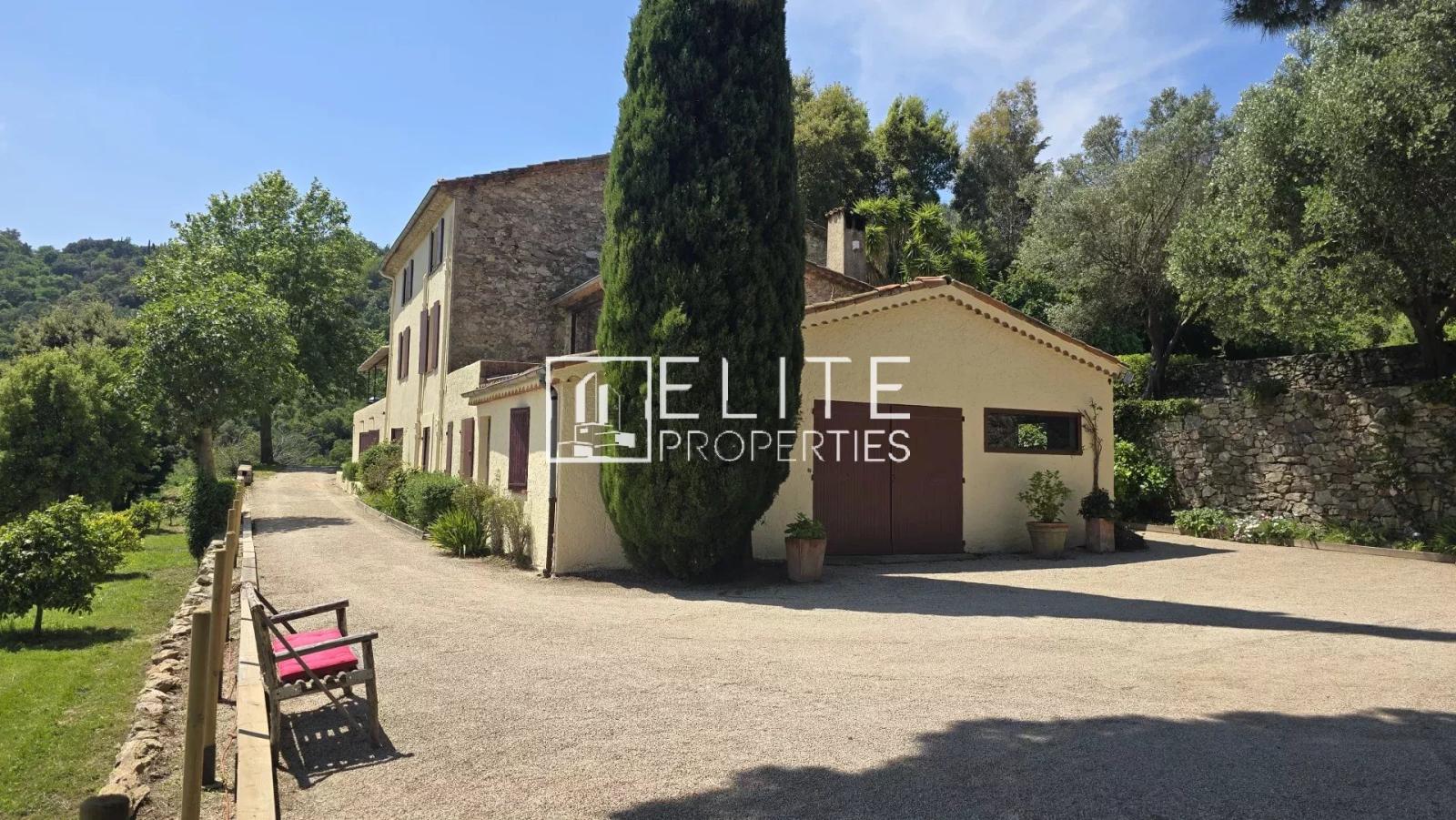 PEGOMAS - MAS DE 270m², VUE MER & TERRAIN DE 30 HECTARES