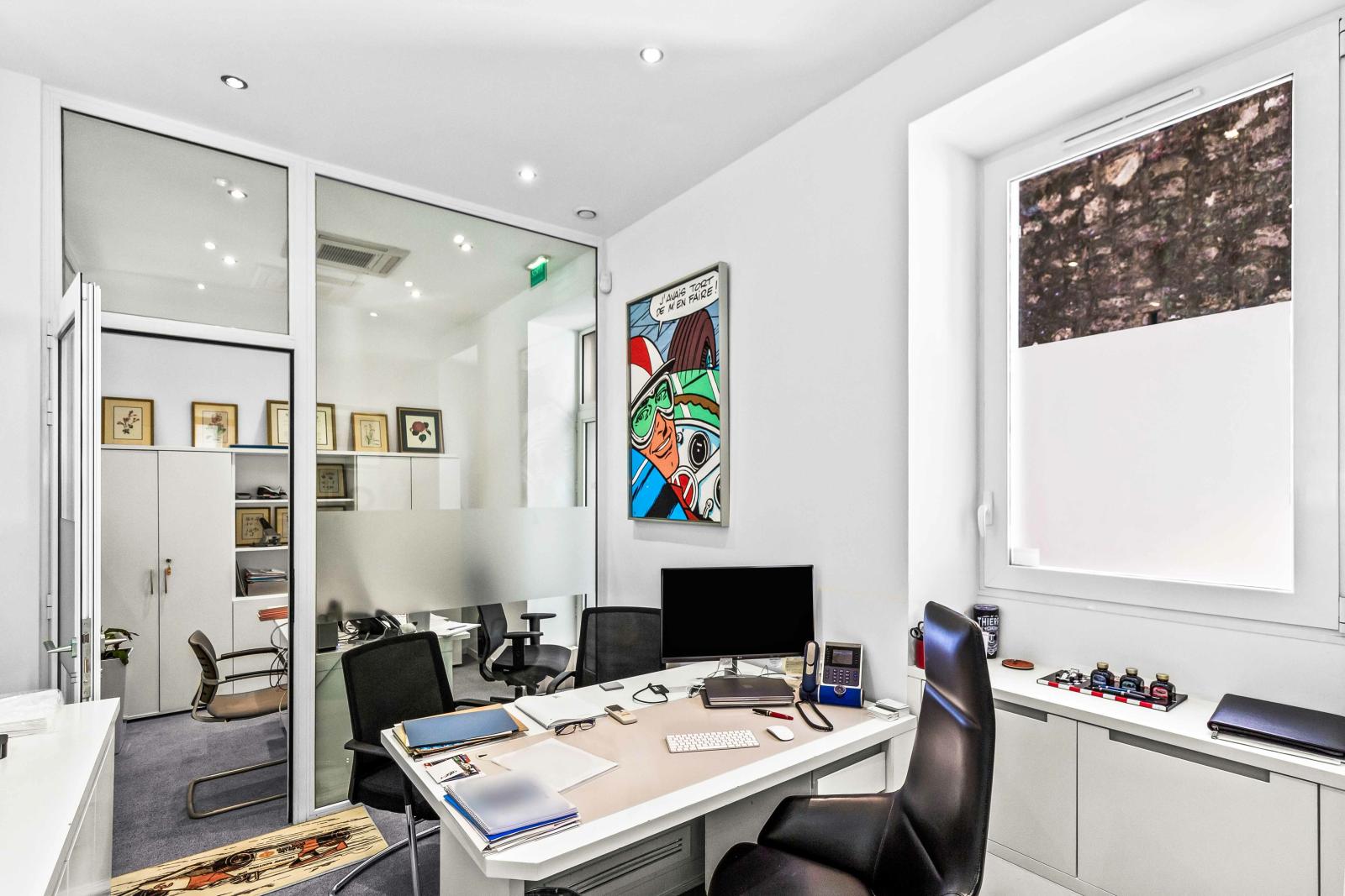 Rue Grimaldi: Murs Commerciaux avec Grandes Vitrines