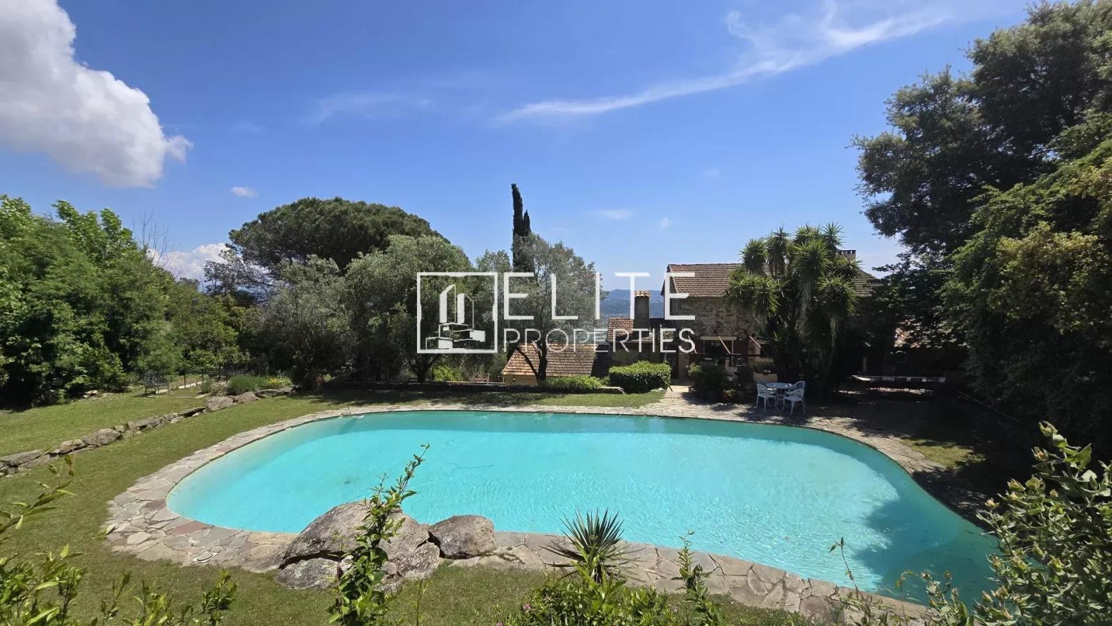 PEGOMAS - MAS DE 270m², VUE MER & TERRAIN DE 30 HECTARES