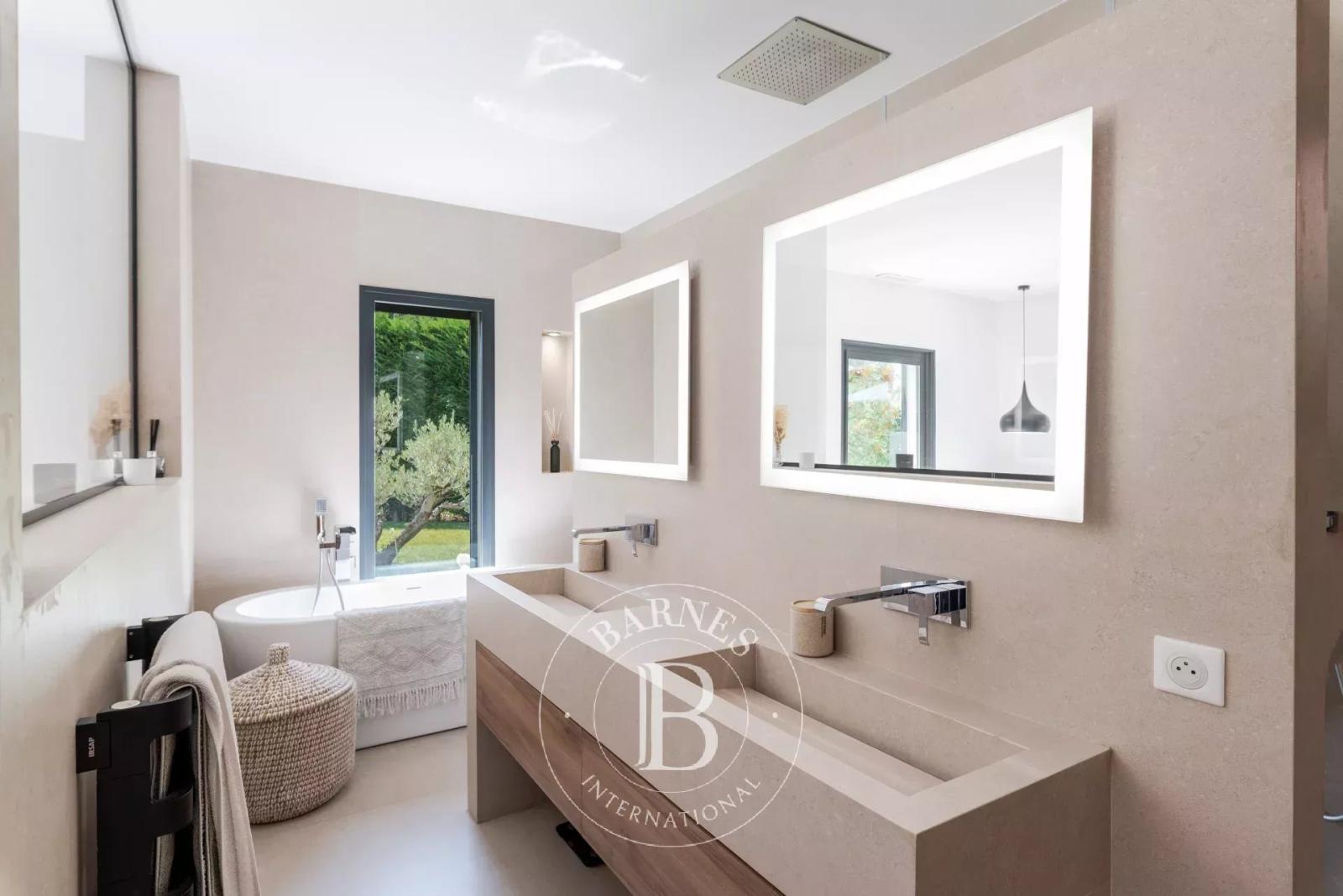 Saint-Paul-de-Vence - villa contemporaine avec piscine à deux pas du village