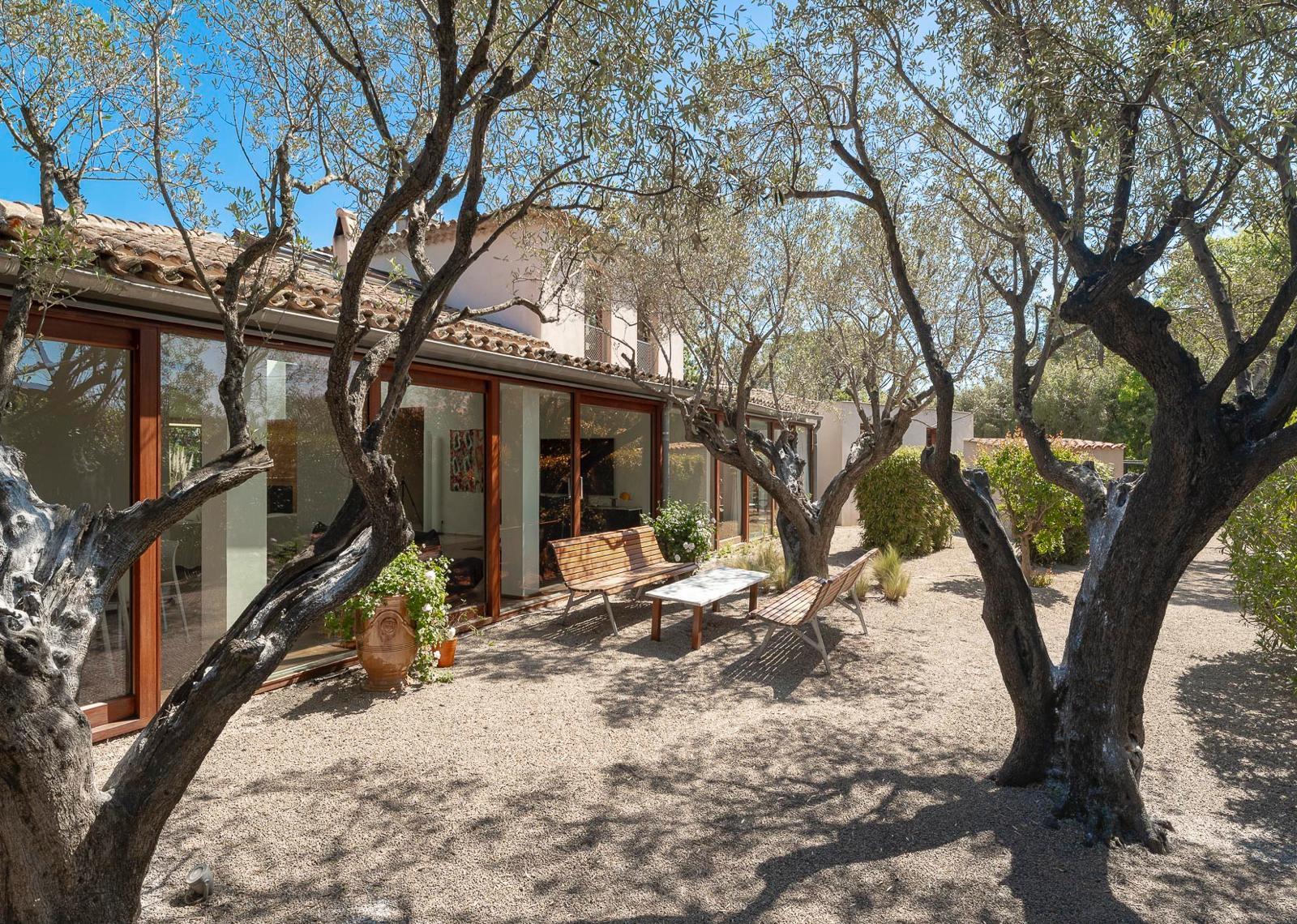 Saint-Tropez – Route de Tahiti – Villa de cinq chambres avec piscine en location saisonnière