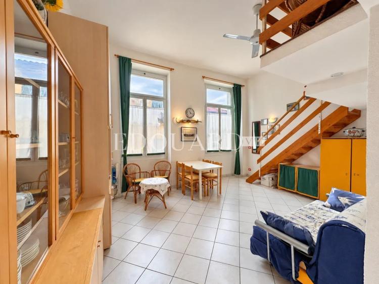 En exclusivité grand studio avec deux chambres en mezzanine, au cœur de la zone piétonne de Menton