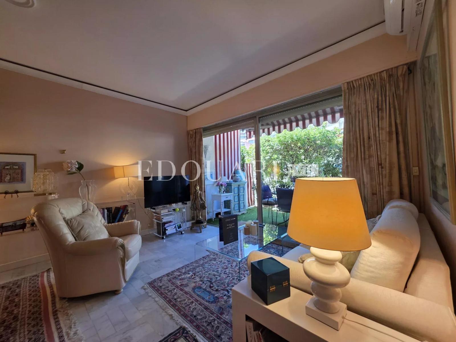 Sur la commune de Roquebrune Cap Martin, deux pièces à vendre avec grande terrasse, jardin et parking