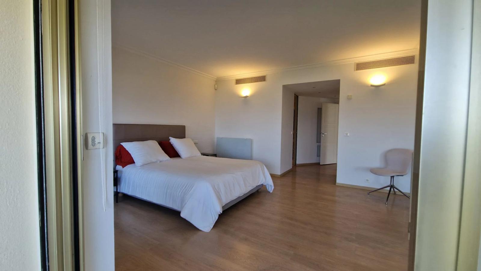 LE CANNET - GRAND APPARTEMENT T4 TRAVERSANT - PLEINE VUE MER