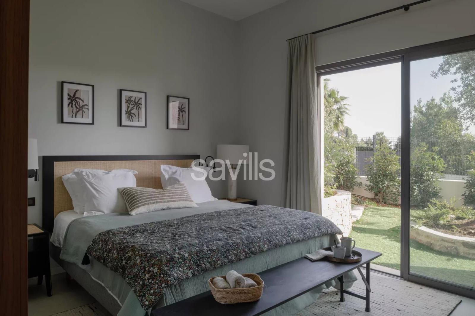 Villa contemporaine avec piscine à débordement et vue mer