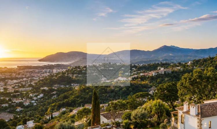 TERRAIN À VENDRE — MANDELIEU-LA-NAPOULE VUE MER