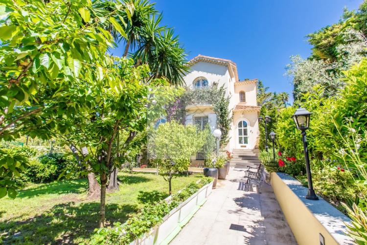 Villa de prestige au Cap d’Antibes – Domaine fermé, plage accessible à pied