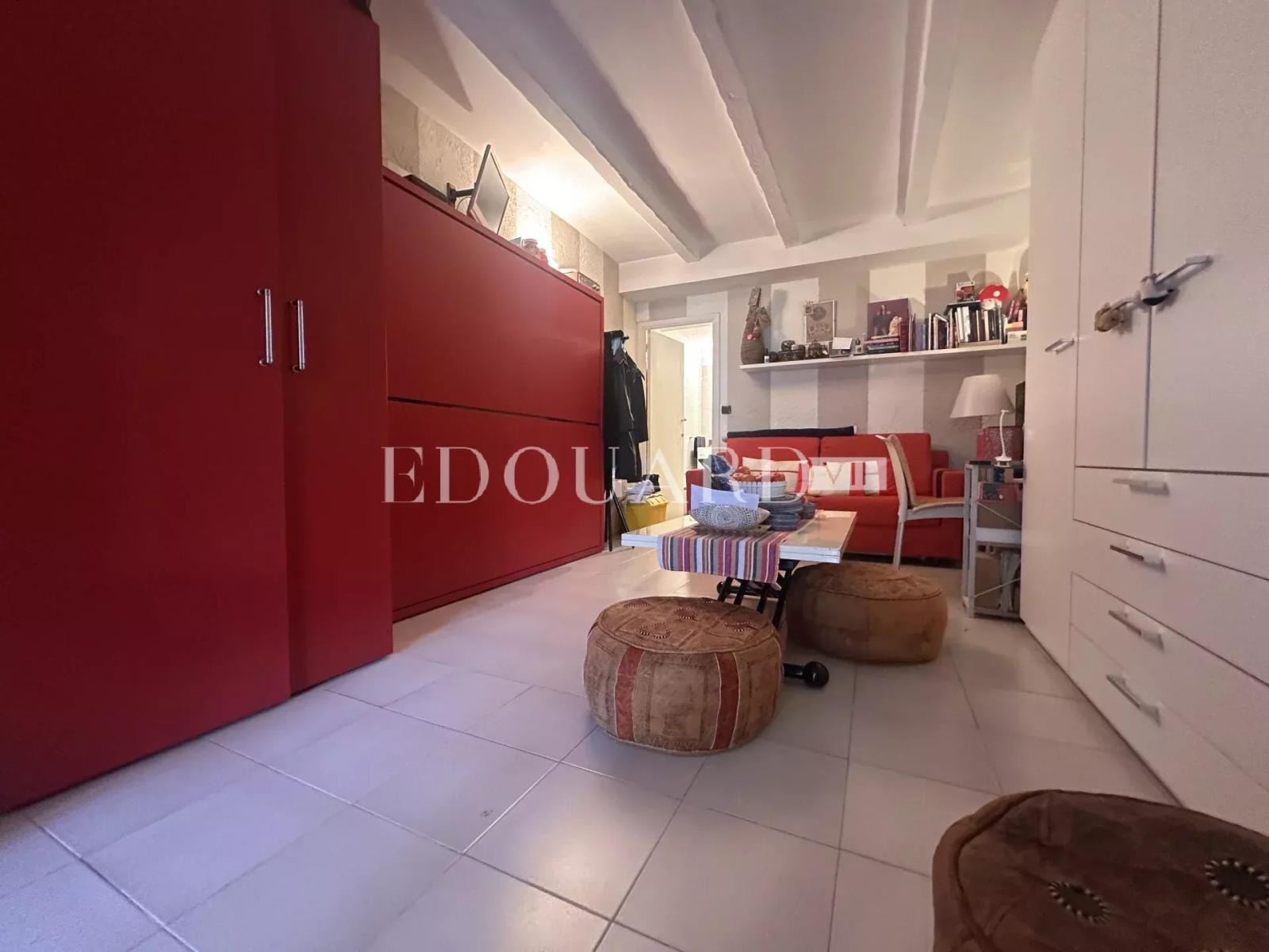 Dans le centre de Menton, à vendre en exclusivité spacieux studio avec grande terrasse exposée Ouest
