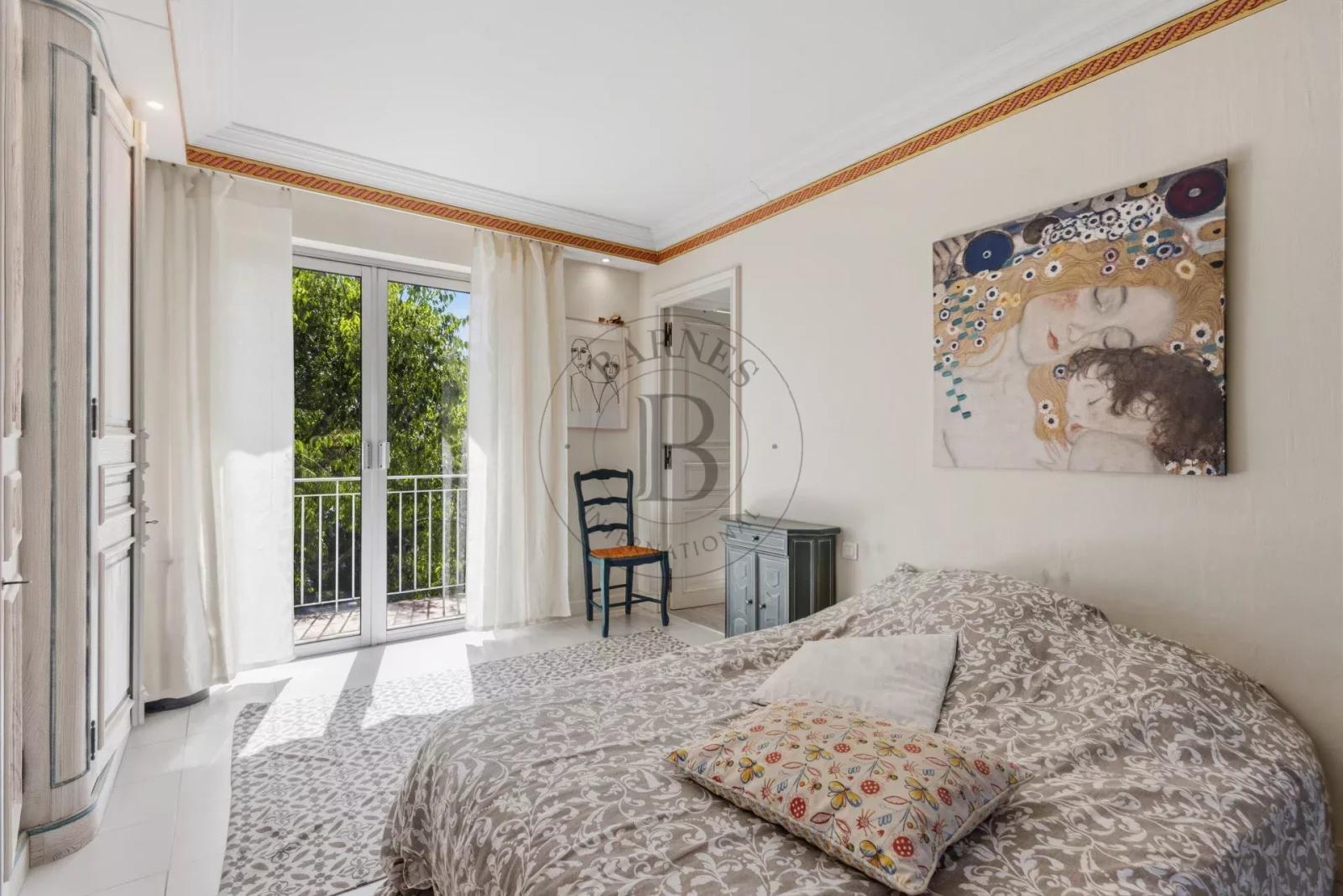 MOUGINS - VILLA AU CALME