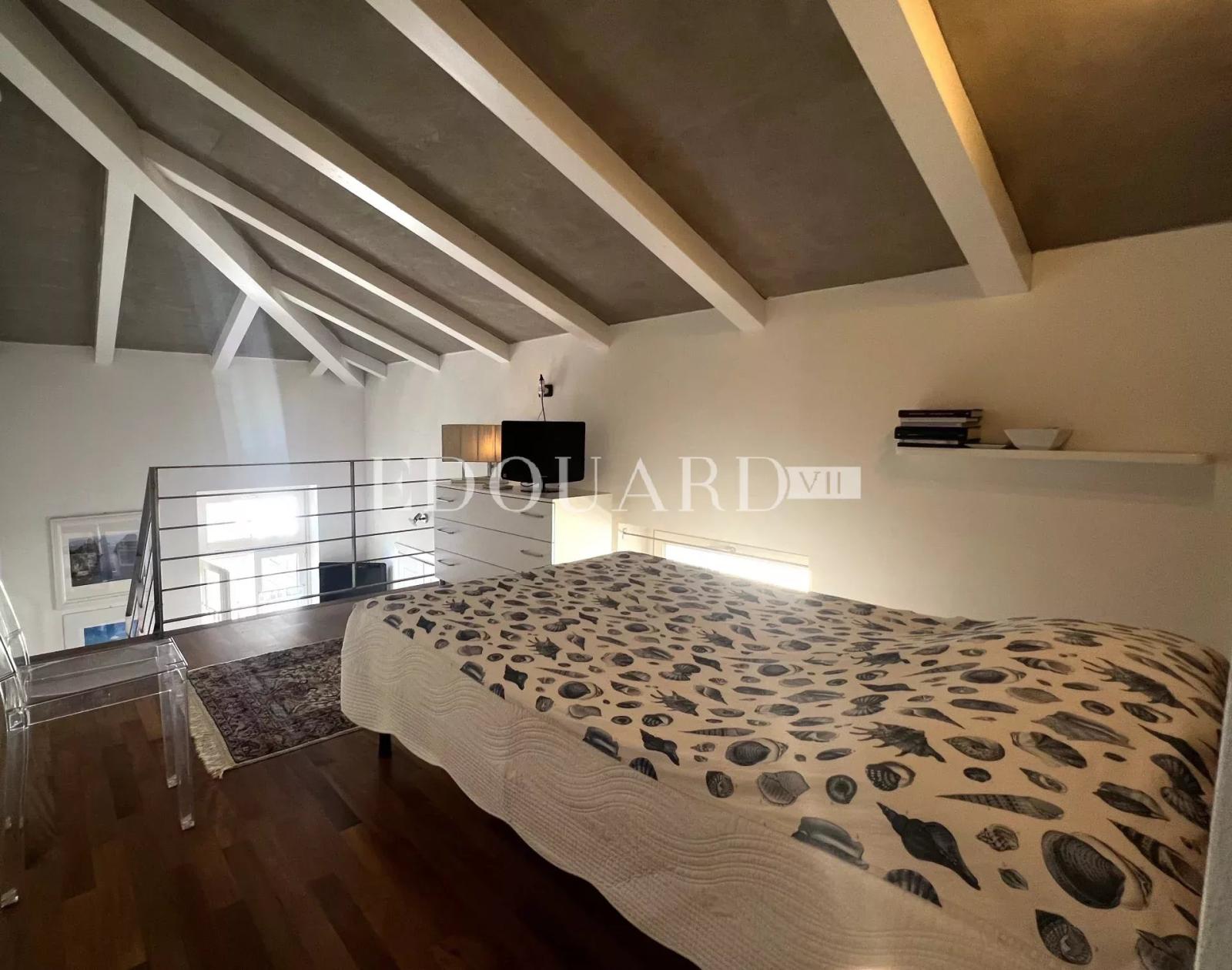 En exclusivité petit trois pièces en très bon état avec deux chambres en mezzanine, proche commerces et écoles