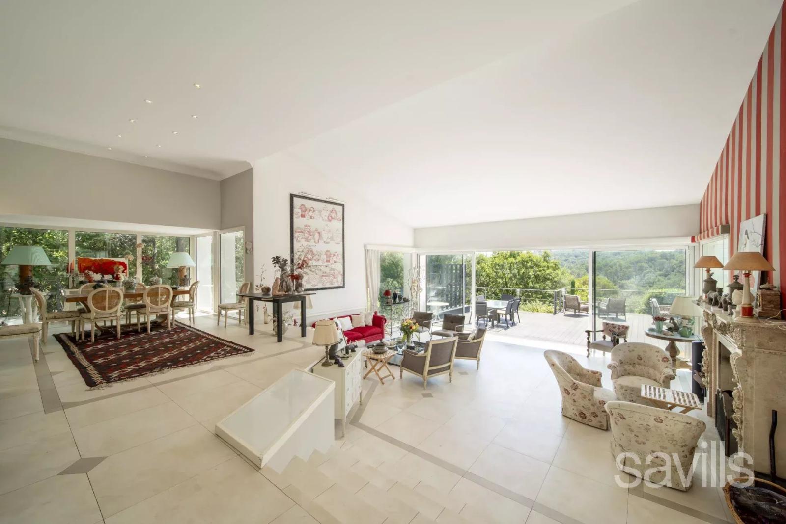 Exclusivité. Spacieuse villa dans un domaine privé.