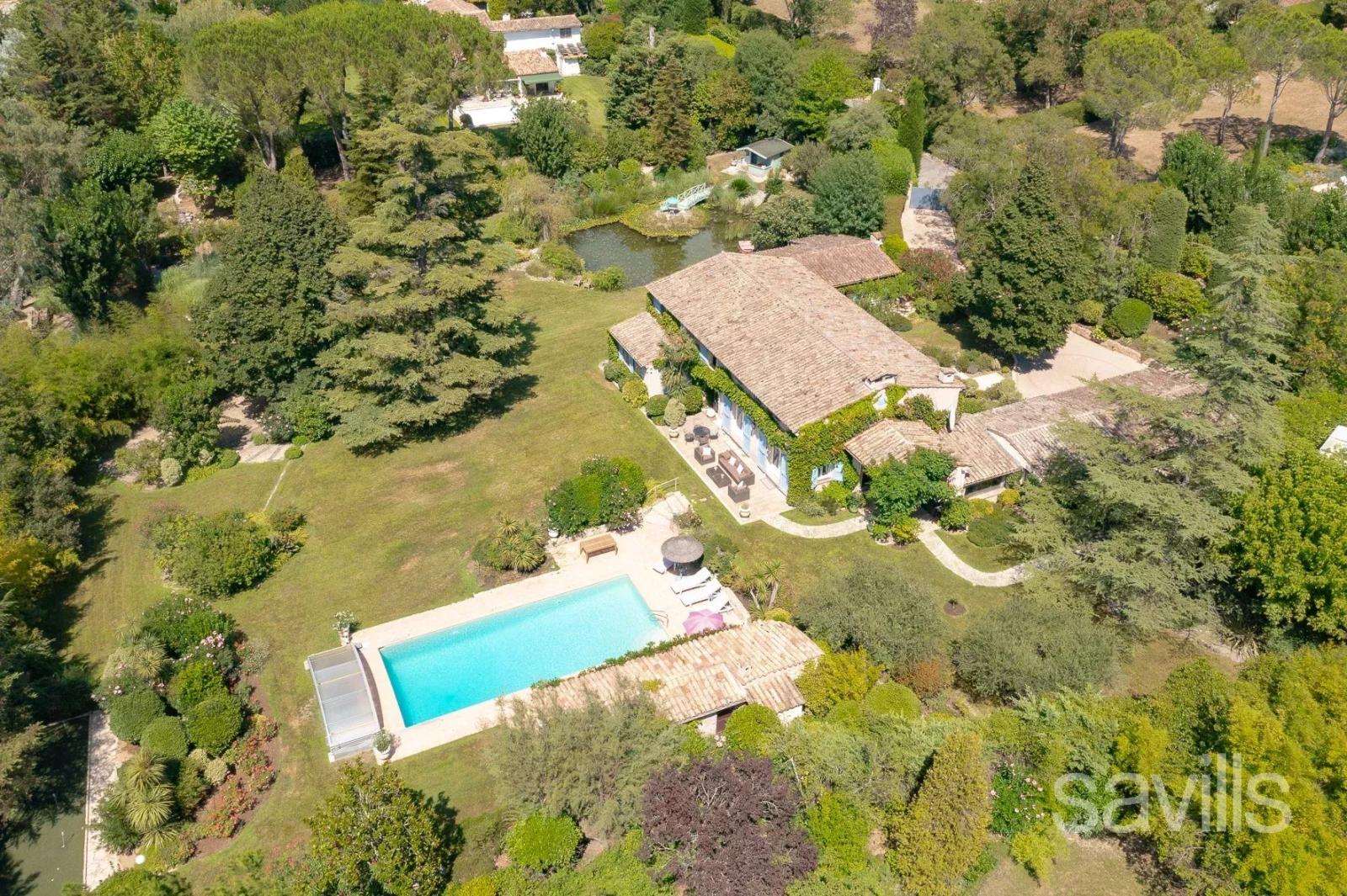 Villa provençale dans un domaine privé.