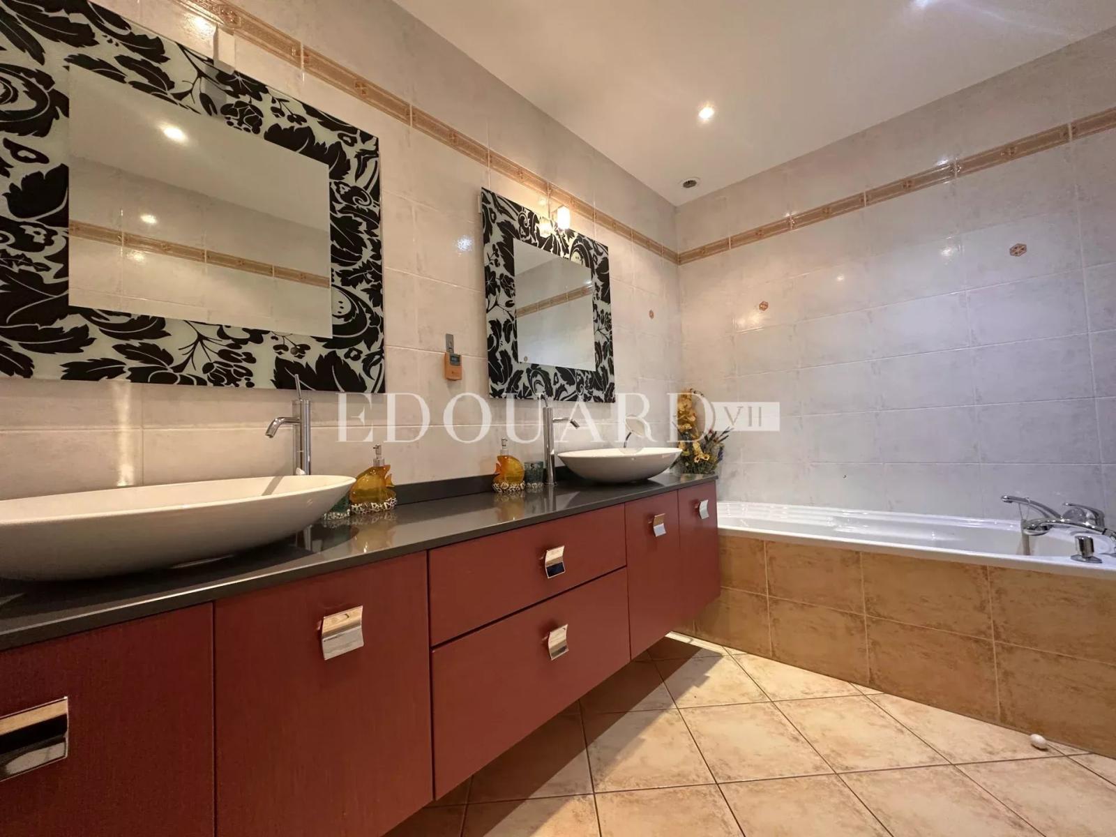 En exclusivité charmant trois pièces à vendre, au premier étage d'un magnifique immeuble classé