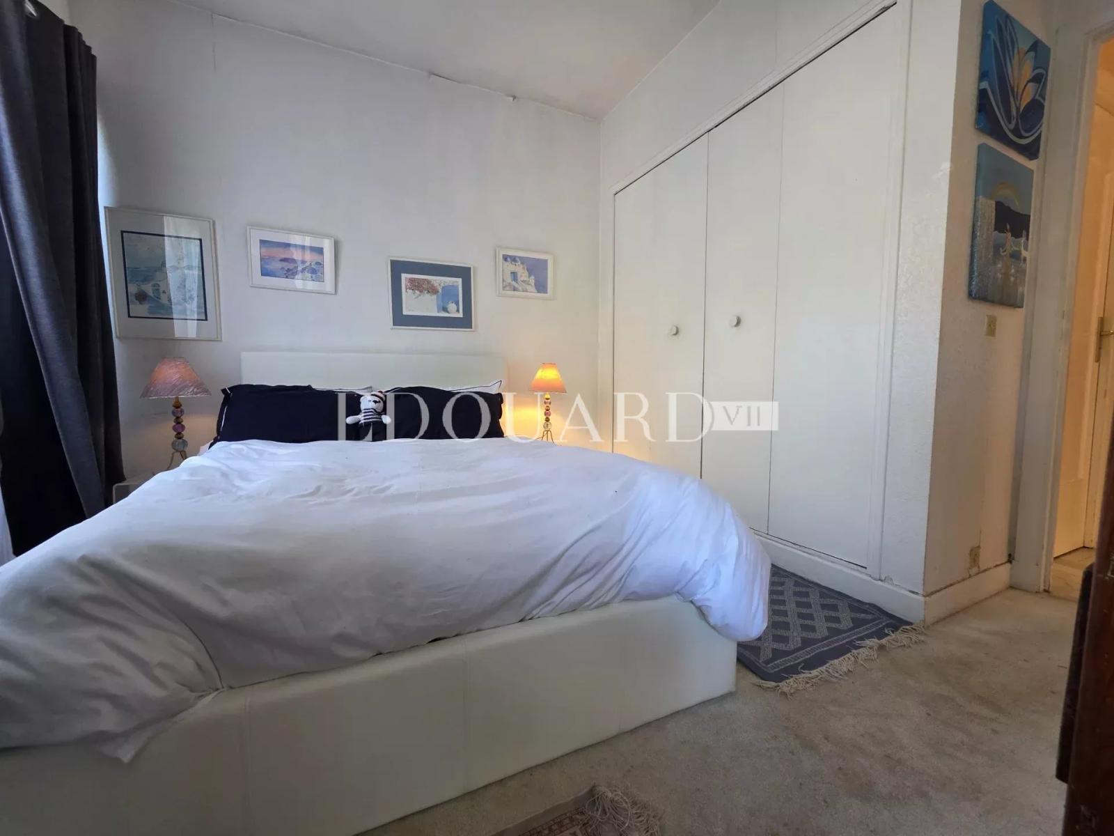 Sur la commune de Roquebrune Cap Martin, deux pièces à vendre avec grande terrasse, jardin et parking