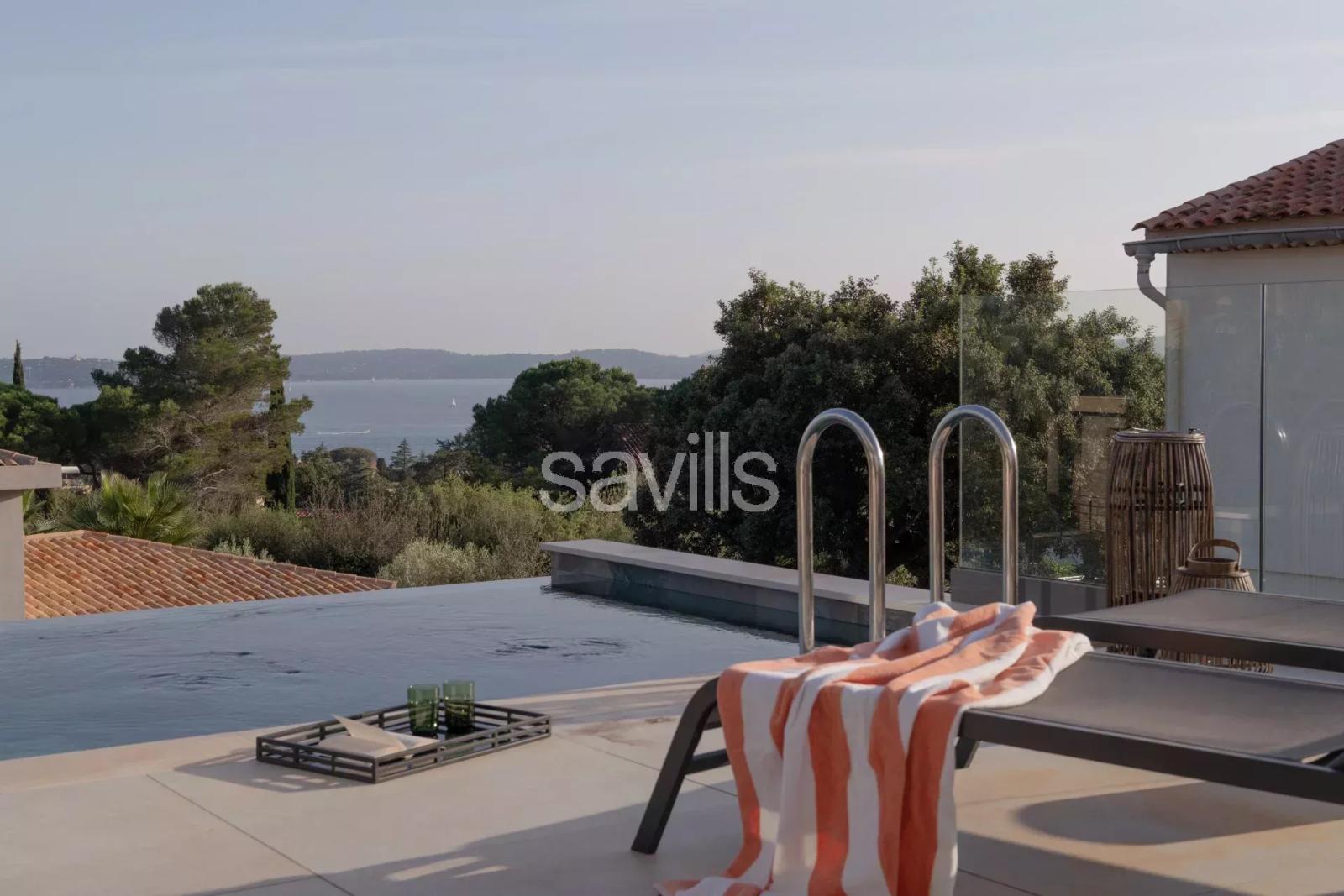 Villa contemporaine avec piscine à débordement et vue mer