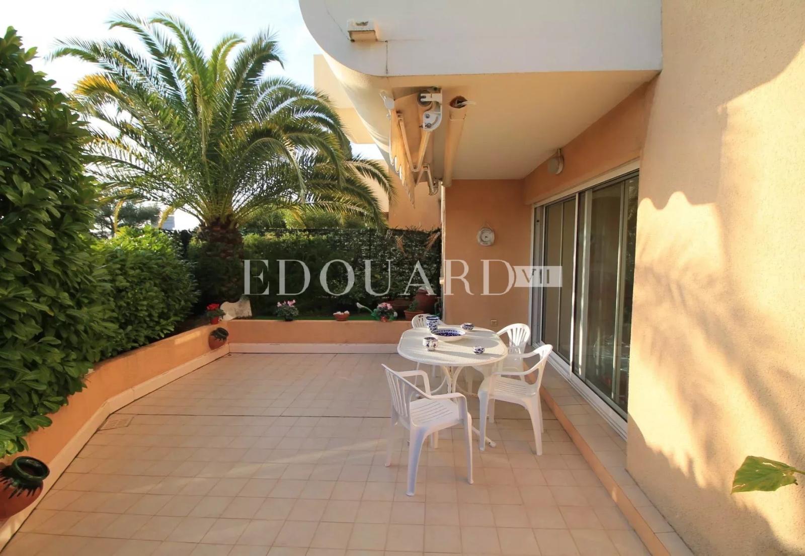 Deux pièces en très bon état avec jardin, trois terrasses, belle vue panoramique jusqu’à la mer, trois caves
